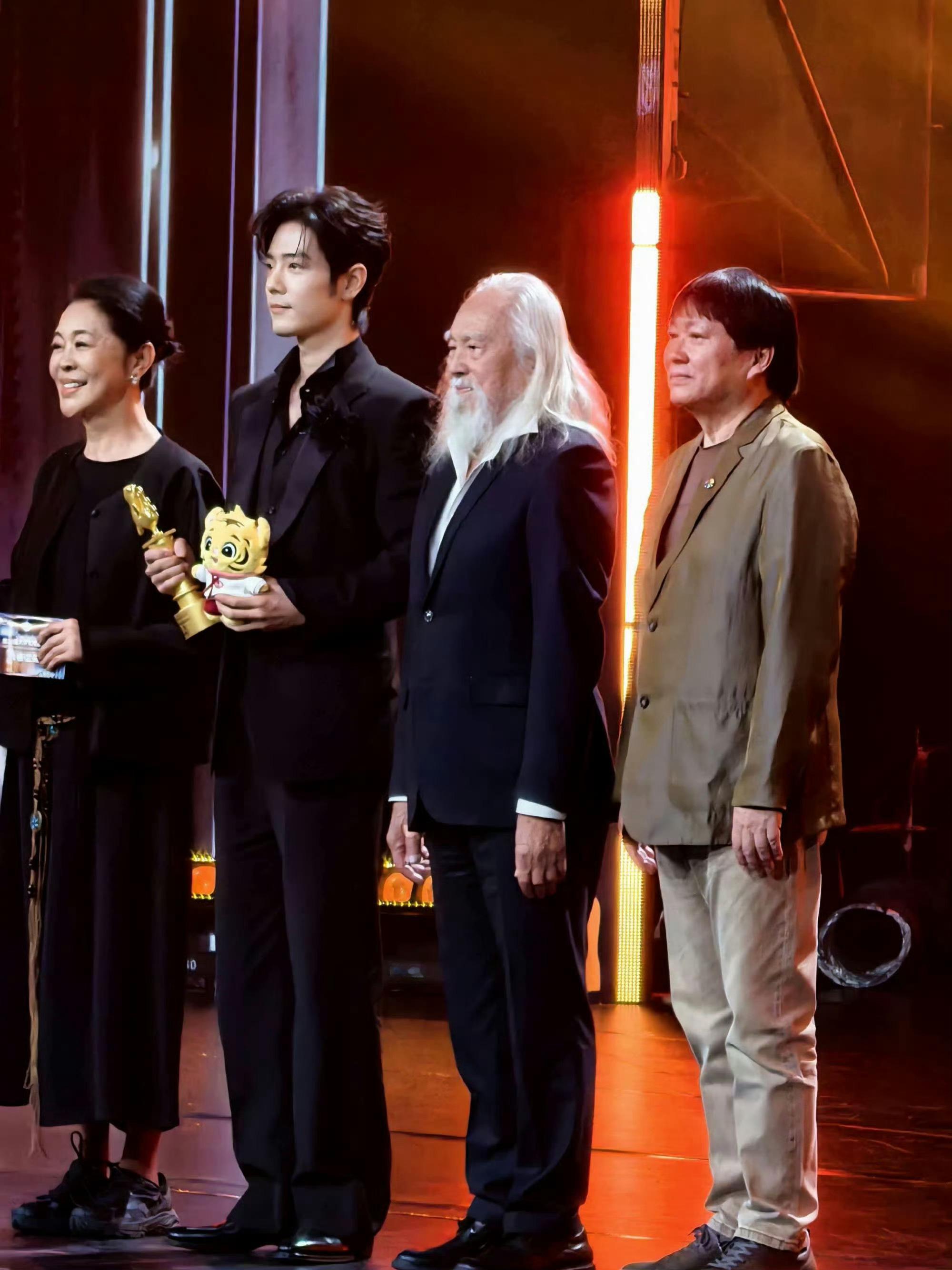 肖战 马丽分别获得第33届大学生电影节影帝和影后历届北京大学生电影节男女演员最高