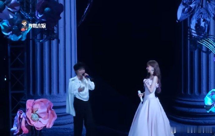 周深六年后再当王心凌演唱会嘉宾 六年时光绕成结，《大眠》舞台再相拥。声线交织的瞬