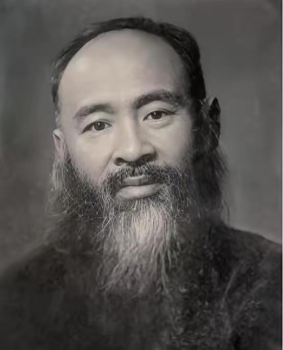 15岁的黄凝素嫁给53岁的张大千。婚后不久就怀孕了，孩子一个接一个地生，一共生了