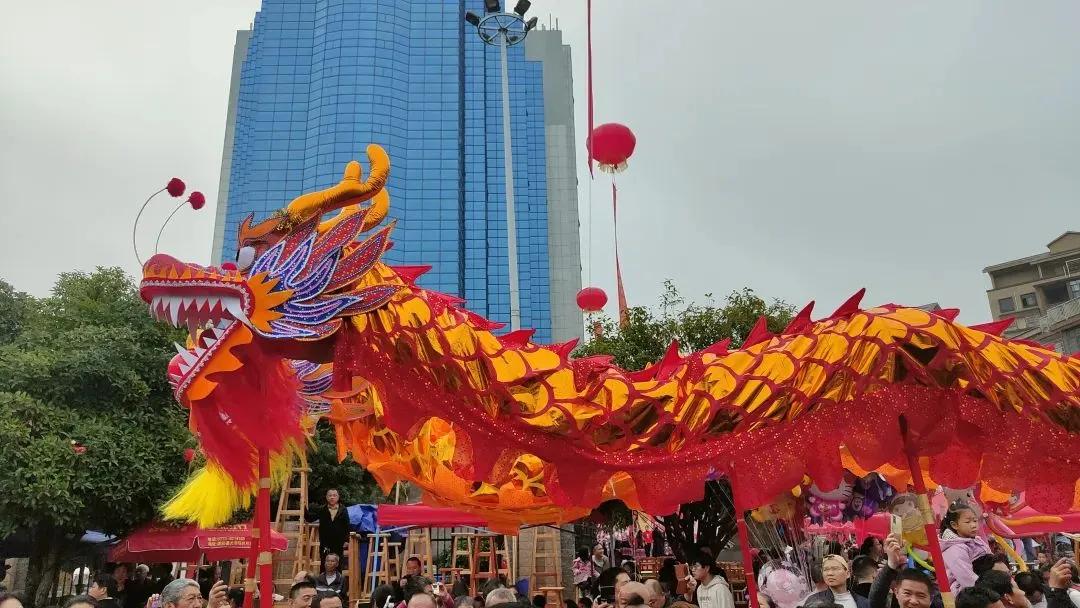 【踏春灌阳赏梨花盛宴：邂逅一场春天的浪漫约会】
灌阳的“二月八”，如同一首古老的