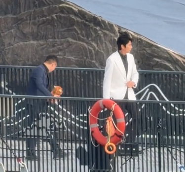 艾伦抱着大鹅走红毯 天呐！在2025中国电影大数据荣誉之夜的红毯上，艾伦抱着大鹅