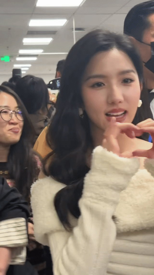 苏晓彤线下美成这样了 苏晓彤线下美出新高度！卷发红唇搭配白色漏肩针织衫，温柔又明