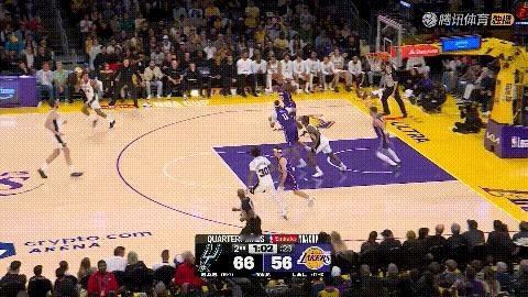 天呐，湖人超级巨星詹姆斯暴力隔扣马刺中锋科内特！在今天湖人主场迎战马刺的比赛中，