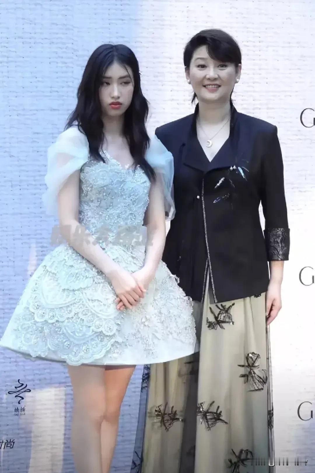 冯小刚女儿即将出道！虽然她颜值一般，看起来也没什么自信，被网友们评价是硬出道，但