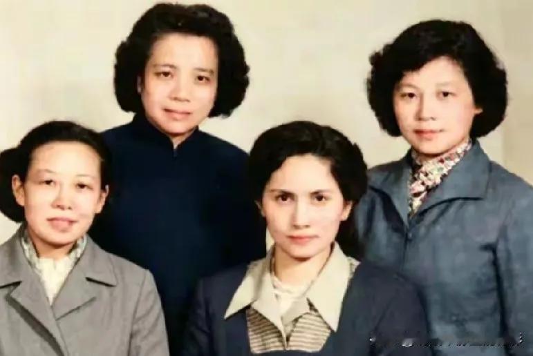 照片上这四位女士，是参加1959年中共中央政治局扩大会议的几位女士，在此期间，她