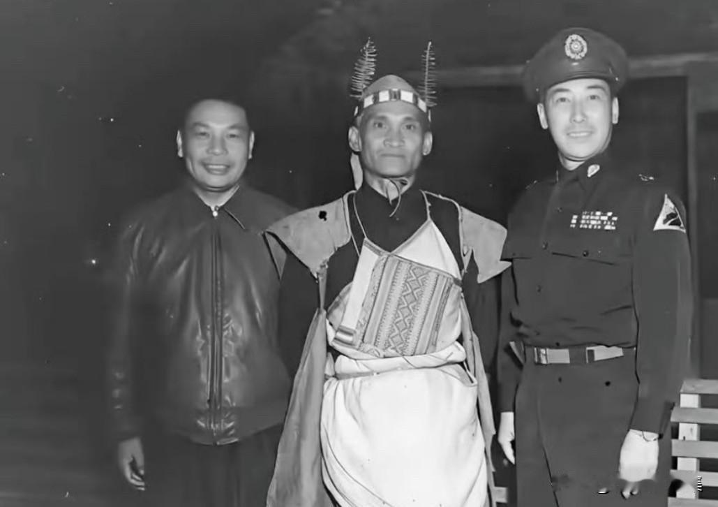 1950年，台湾日月潭的合影，蒋经国、蒋纬国兄弟与邵族代表人物毛信学（人称“毛王