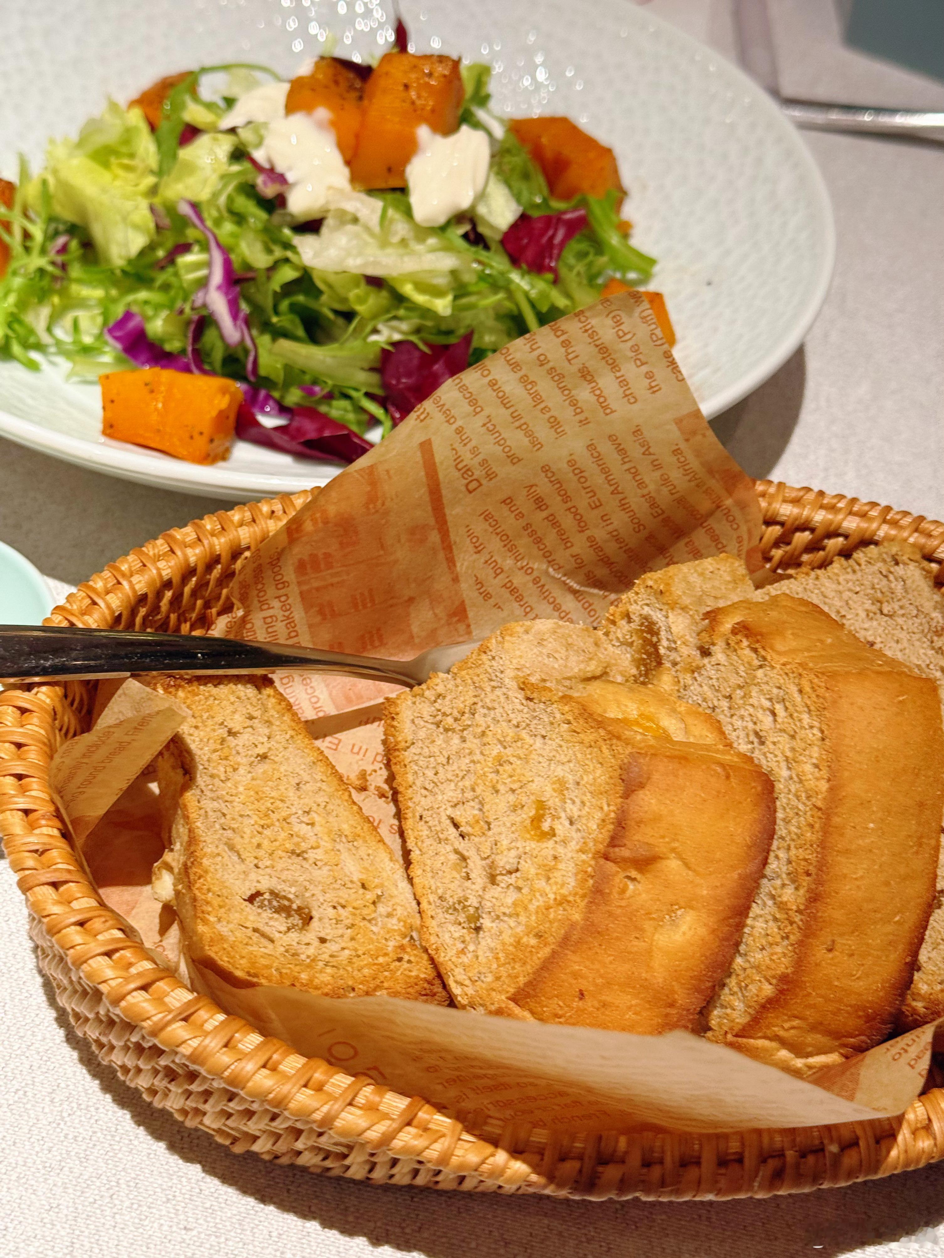 晚上跟蜜同学一起打卡了一家很难评的🇷🇺俄式餐厅🍴，感觉跟其他的西式餐厅🥗