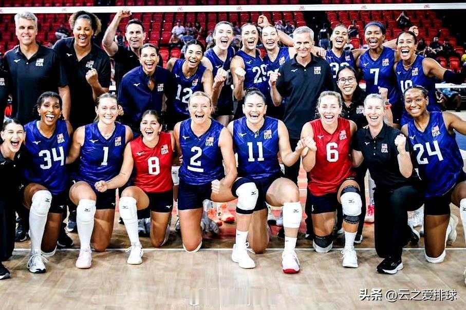 意料之外！美国女排不声不响暂时霸占世联赛头名。
中国女排5胜3负，积14分暂时排