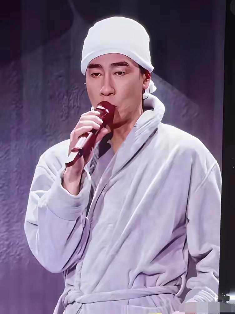 看陈小春沈阳演唱会的视频，突然懂了什么叫“娱乐圈的清流”。
 
57岁的人，顶着