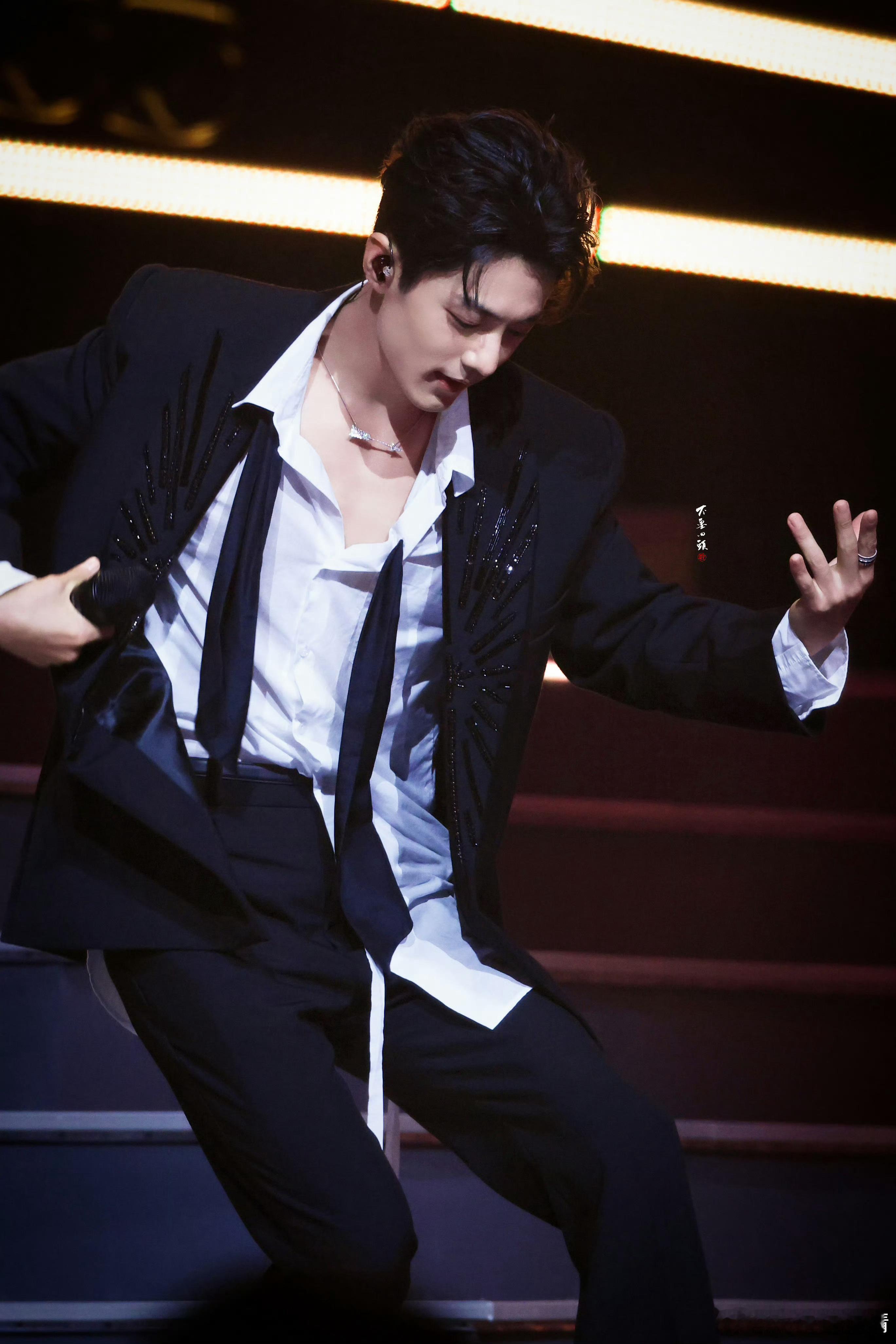 肖战唱现在不跳舞要干嘛网友说，他的歌单都好冷门，这歌又从哪犄角旮旮旯里扒出来的？