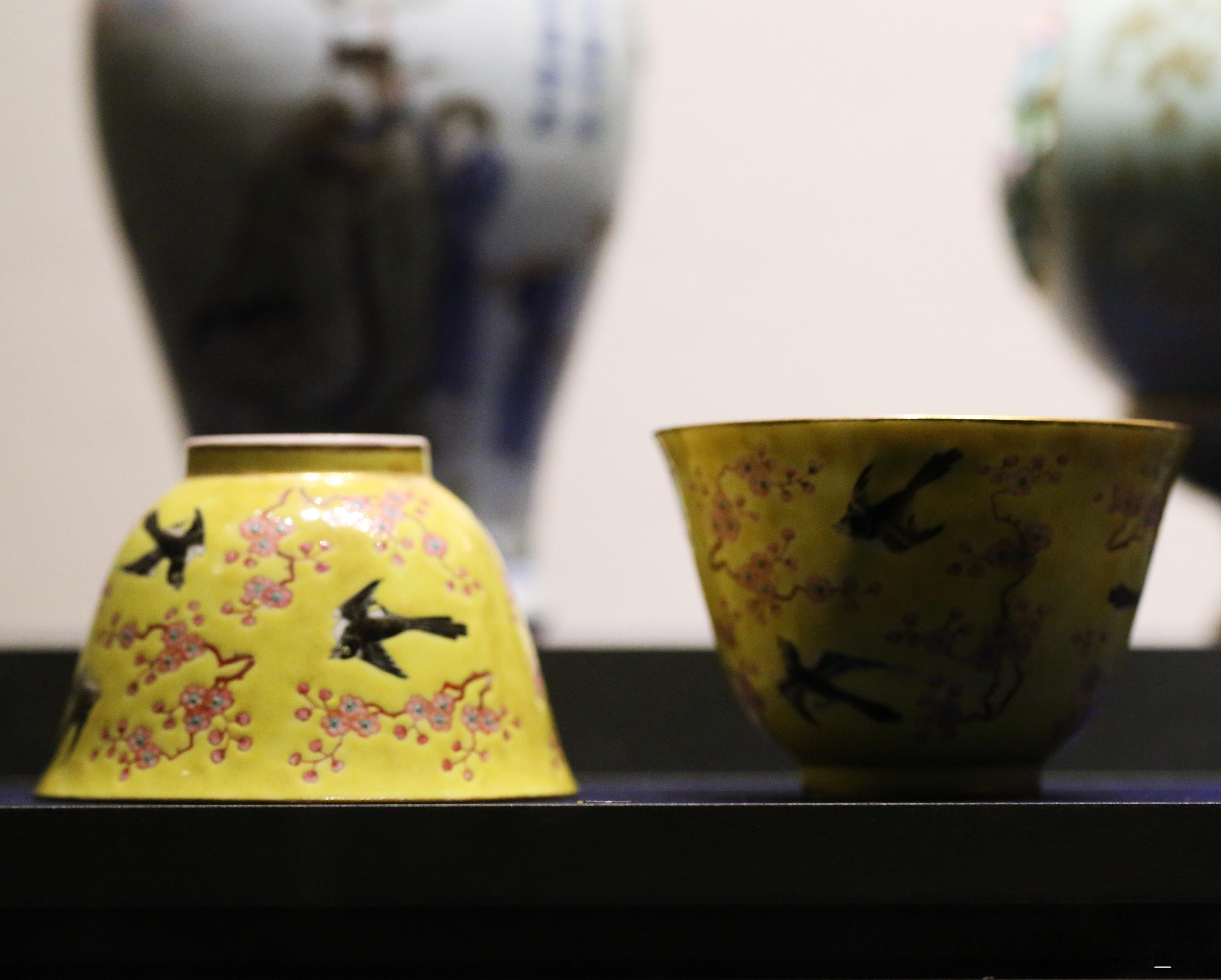 景德镇窑黄地粉彩梅雀纹碗清·同治（1862-1874）首都博物馆藏朝阳区高原街出
