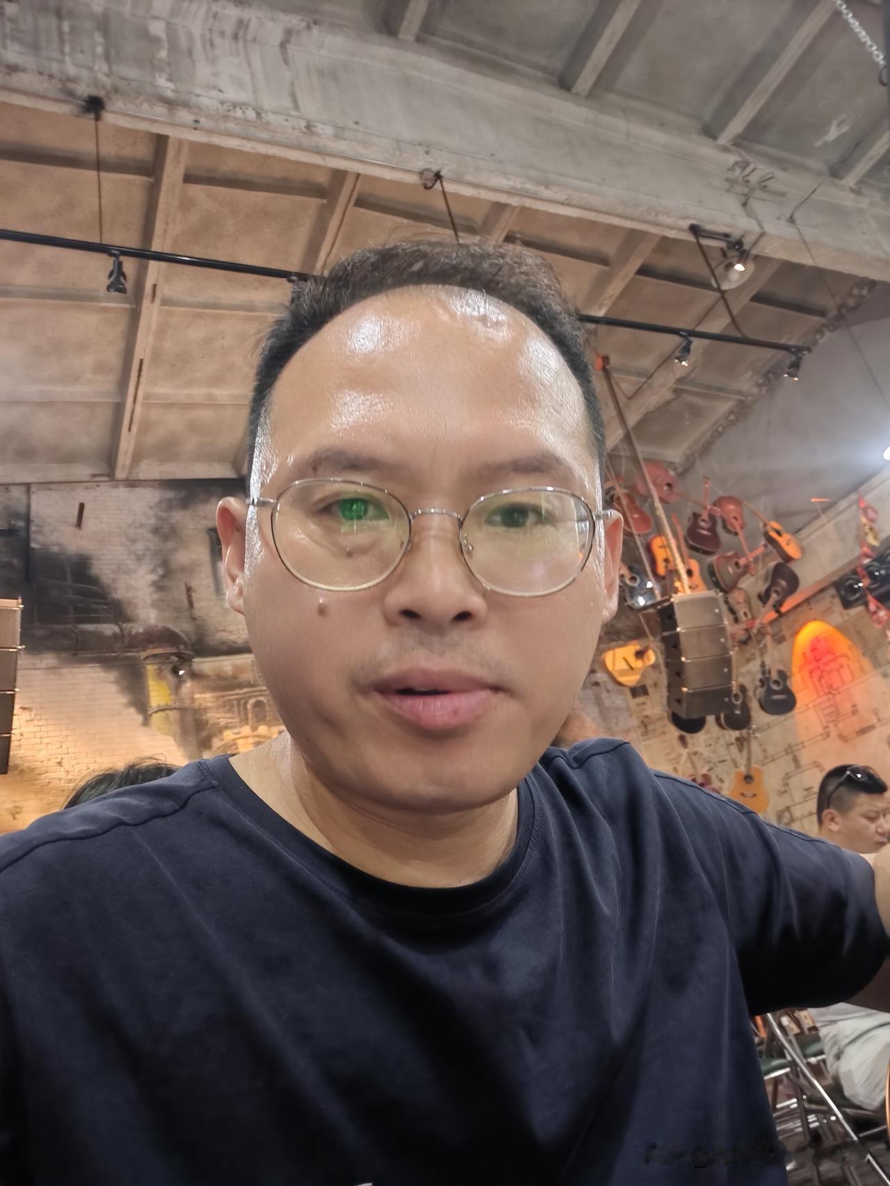 人到中年，真不敢相信自己的记忆力
周末送孩子上学，出门的时候怕太阳晒戴个小帽子，