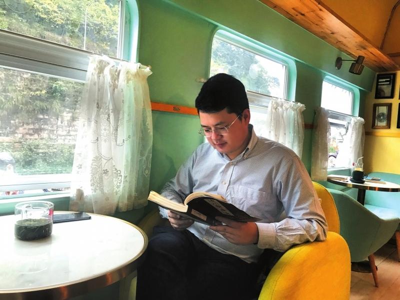 2025年12月3号，网友在绿皮火车上偶遇演员刘萧旭的事儿在网上火了。评论区那叫