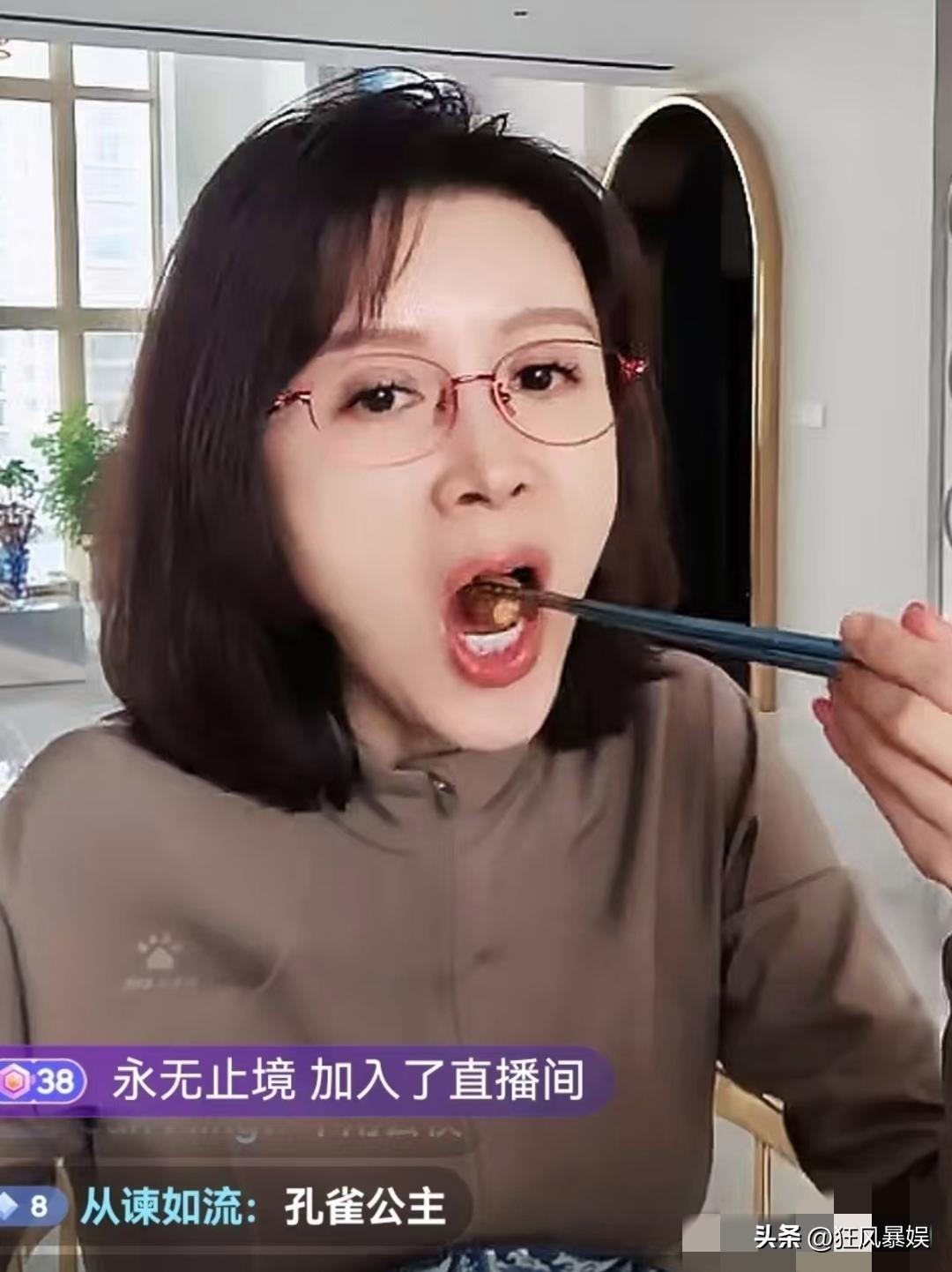 金巧巧，太不讲究了！

近日，金巧巧在直播时吃饭，看了一眼旁边的保姆，然后给保姆