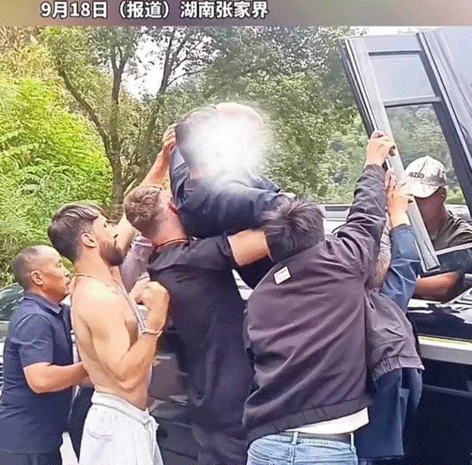 “善良不分国界”！湖南张家界，一马路上发生一起小车侧翻事故，其中小车司机轻伤自行