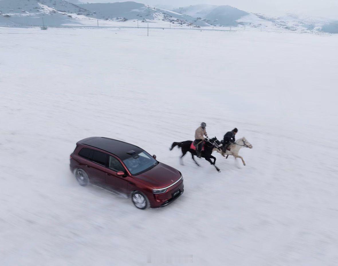 跟你说，问界M8在雪地里开真的绝了，冰雪路上也稳得很，安全感拉满。续航最高能跑1