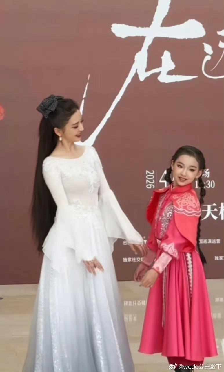 佟丽娅小酒窝同台演出舞剧，董璇张维伊台下看佟丽娅小酒窝演出，好羡慕啊
佟丽娅小酒