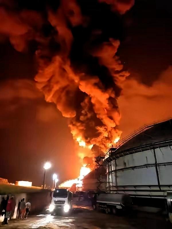 美以无底线挑衅，伊朗直接玩命反击！
美以联手突袭伊朗石油能源设施，彻底打破地区平