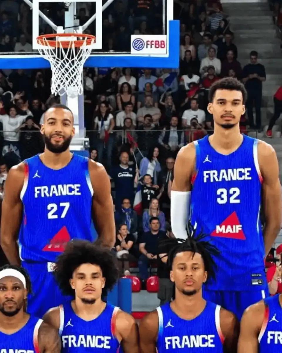 今日，美媒Basketball Forever晒出一张法国男篮赛前的合影并配文：