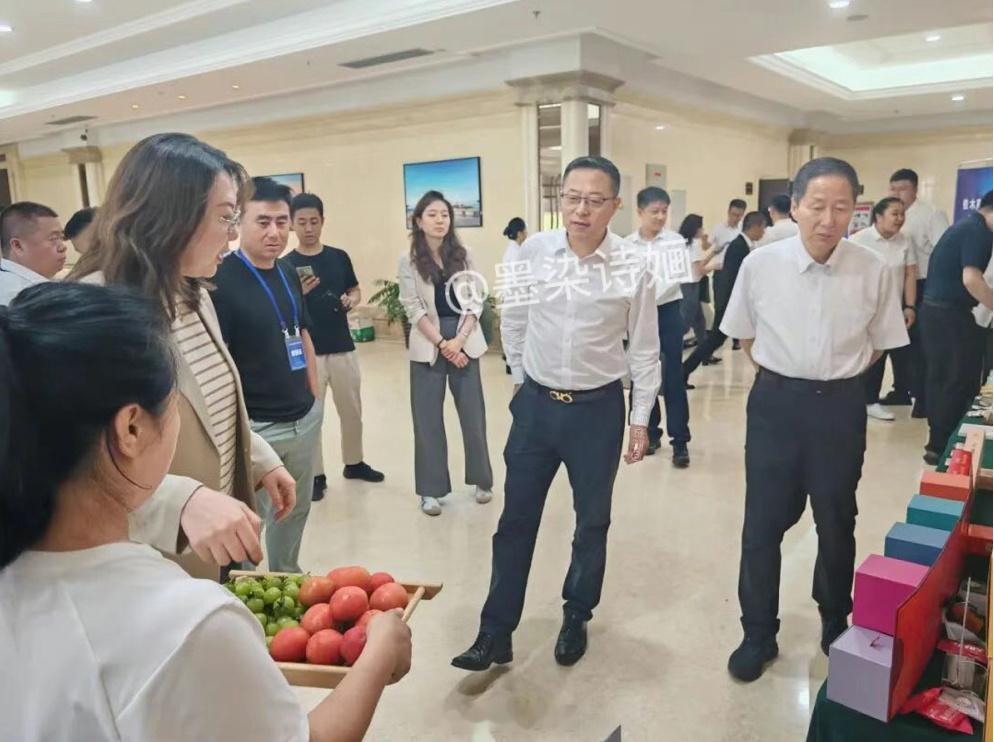 赵立坚赵立坚 2026.07.12-07.13 在抚远品尝当地特展活动的水果不知