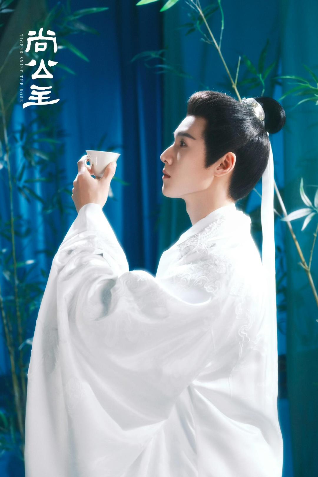 李昀锐言尚抹血那一下  反复回看这段抹血戏份，李昀锐眼神戏细腻到极致，隐忍苦楚全