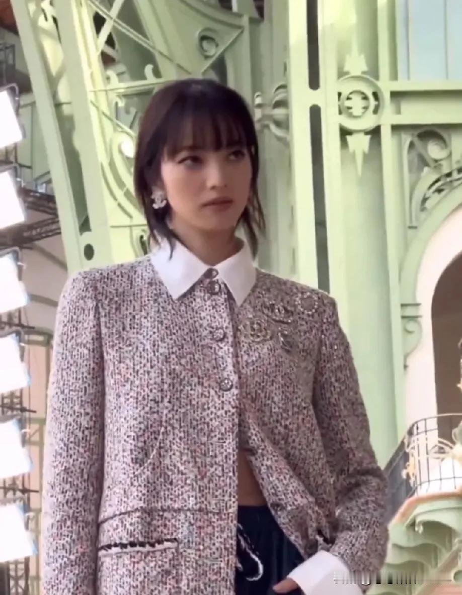 小松菜奈生完孩子了，但看上去还是那么美，像没生过一样，真的超级有气质。她和菅田将