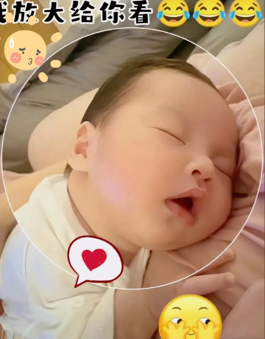筱梅晒娃直接萌化全网！

汪宝那圆滚滚的小脸蛋，肉乎乎的小手，在妈妈怀里睡得香甜