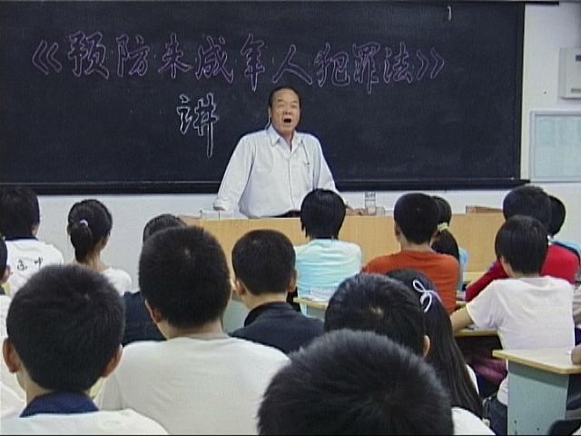 男教师过了55岁，真的不适合在一线站讲台了，应该主动把我们调到后勤了。

我不知