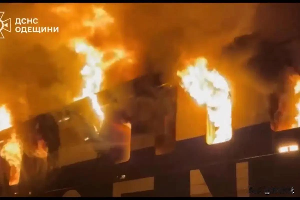 克里姆林宫对乌军此前打击俄油轮/“影子舰队”的报复行动   乌克兰紧急服务部门称