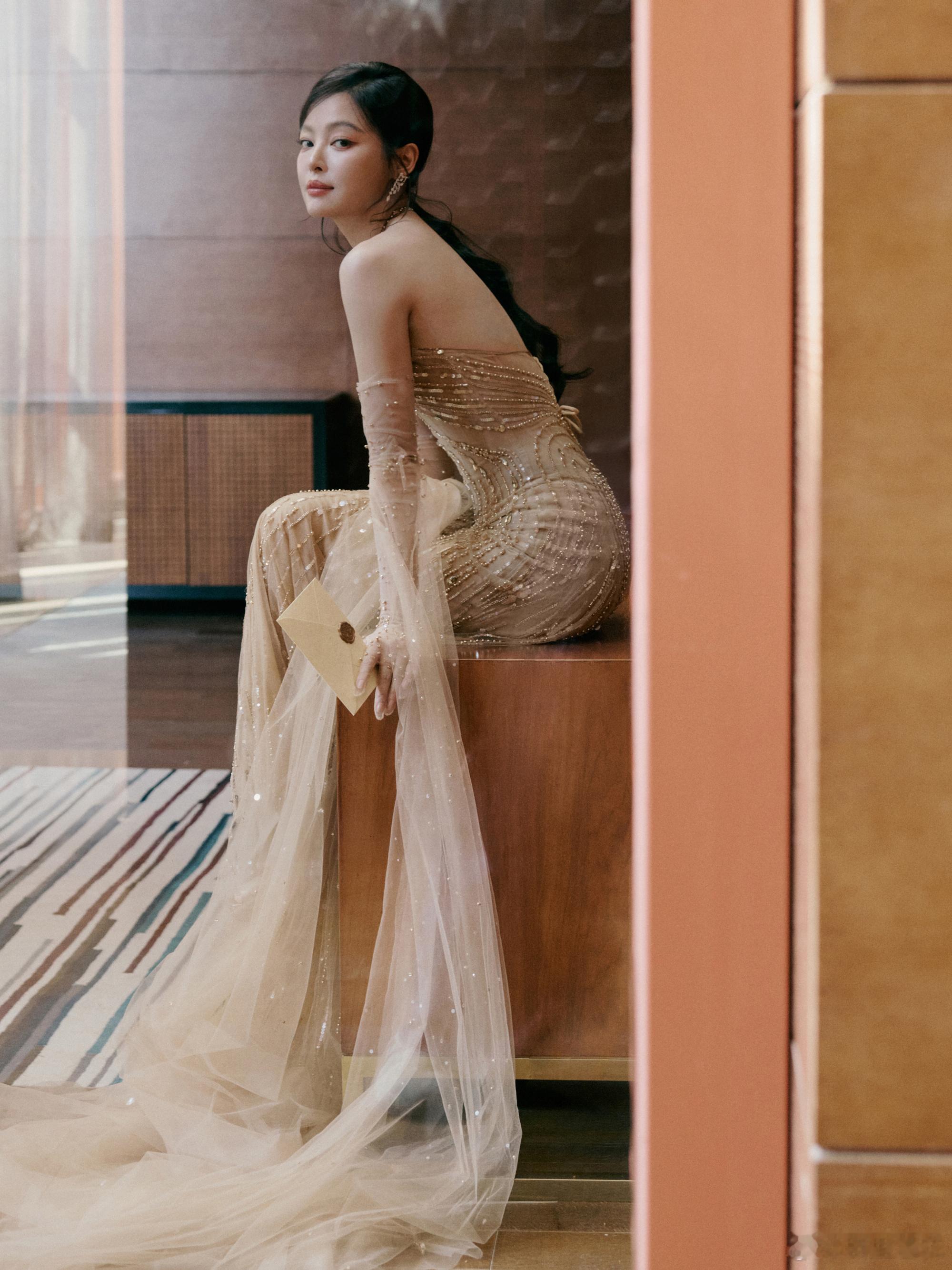 辛芷蕾的状态 辛芷蕾凭造型再度出圈！裸背挂脖设计小众高级，流畅肩背线条抓人眼球，