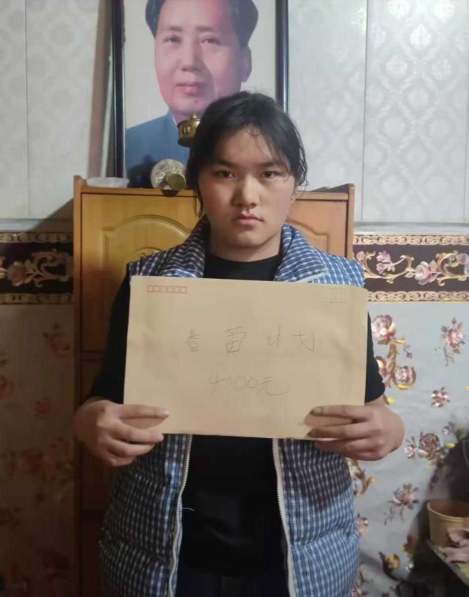 暖心一幕！藏族春蕾女孩拍照致谢，背景是家中悬挂的毛主席画像
 
最近刷到一张特别