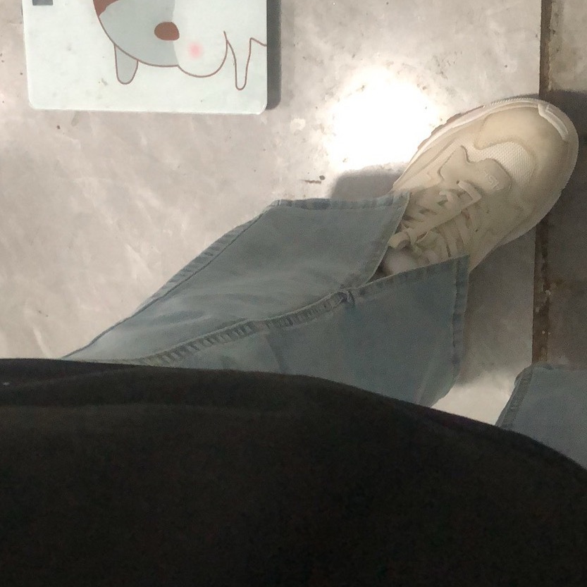 下雨天最烦的就是踩一地脚印虽然不是我家但是我很不好意思我还给人家拖地 