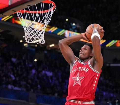 谈到爱德华兹时，库里表示：“爱德华兹第二次打全明星了，在我们训练时，他朝着我喊‘