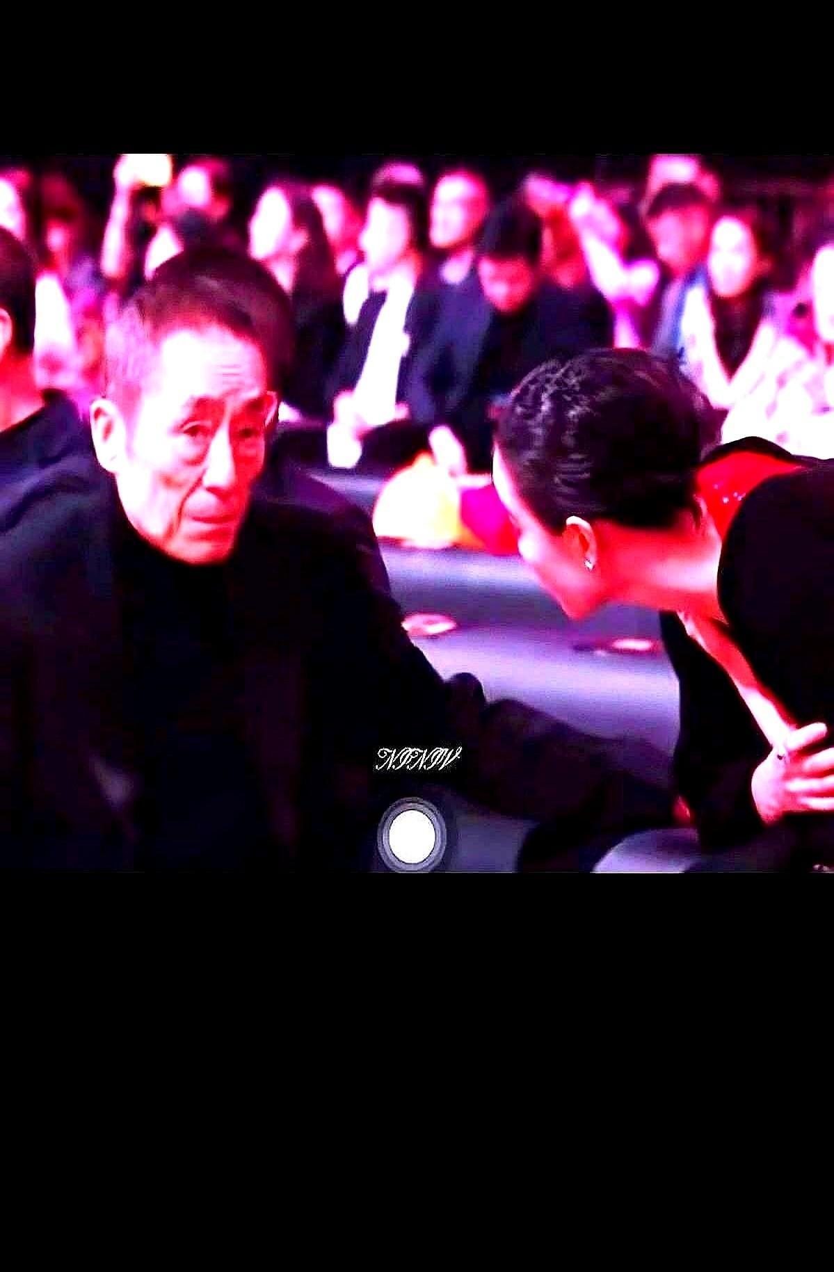 曾经有三年没戏拍，七年扎根剧场演小角色，票卖不好也照上。
别以为这是惨，倪妮用这