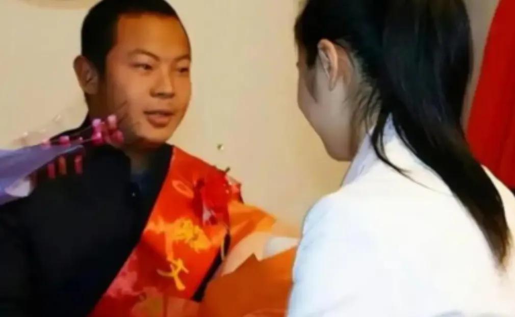 江西女导游车祸昏迷14天，醒来后就告诉母亲：“救我的人，是个白衣男子！”医护人员