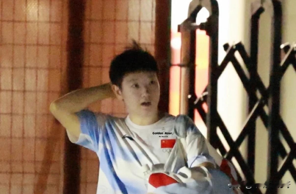 这么晚还在等班车的莎莎！
刚刚下训，天都黑了，莎莎还在等班车回游轮，也不知道正式