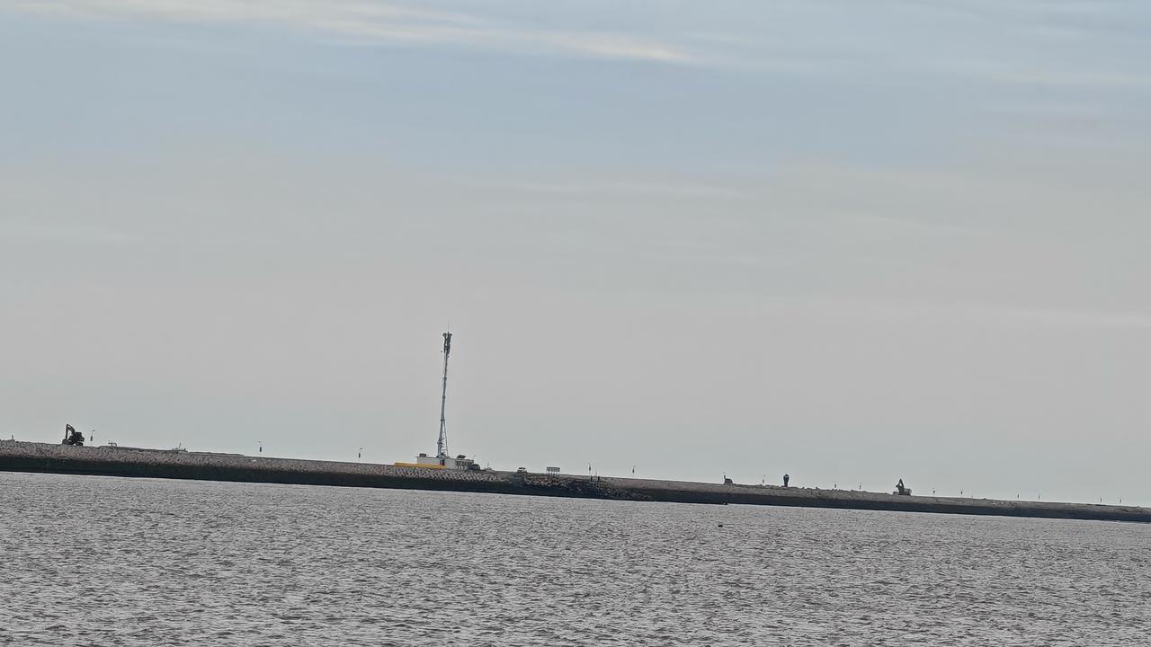 今天去长江口北槽修护大坝溜达了一圈，随手就拍了些风景。海风有点凉，吹在身上还挺舒