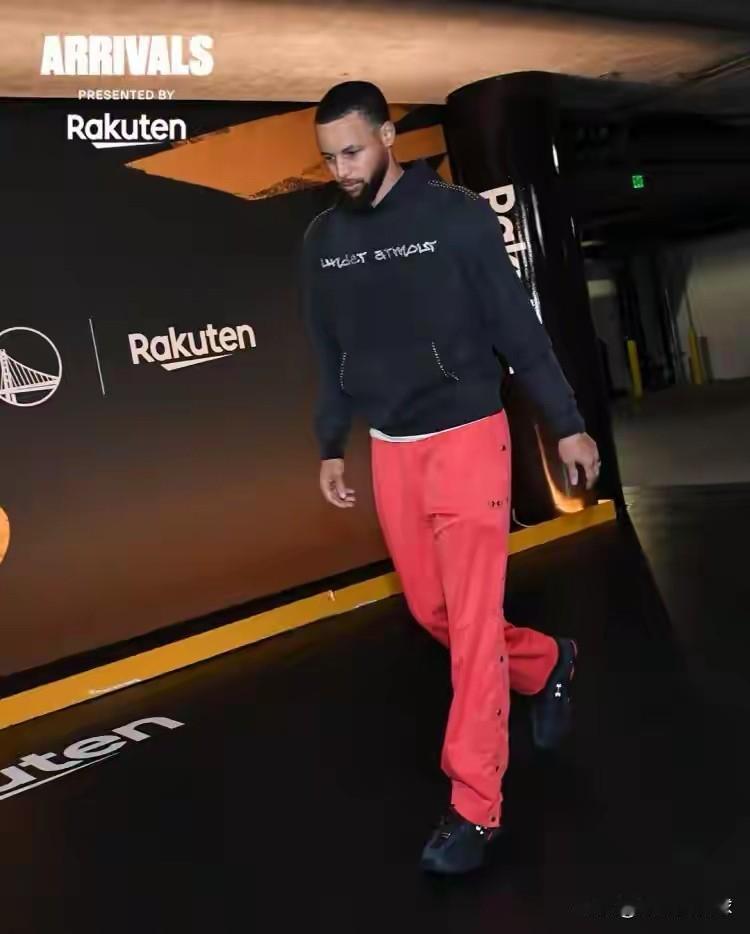 下面是一条关于勇士超级巨星库里的坏消息！今天勇士主帅科尔在主场迎战灰熊的赛前采访