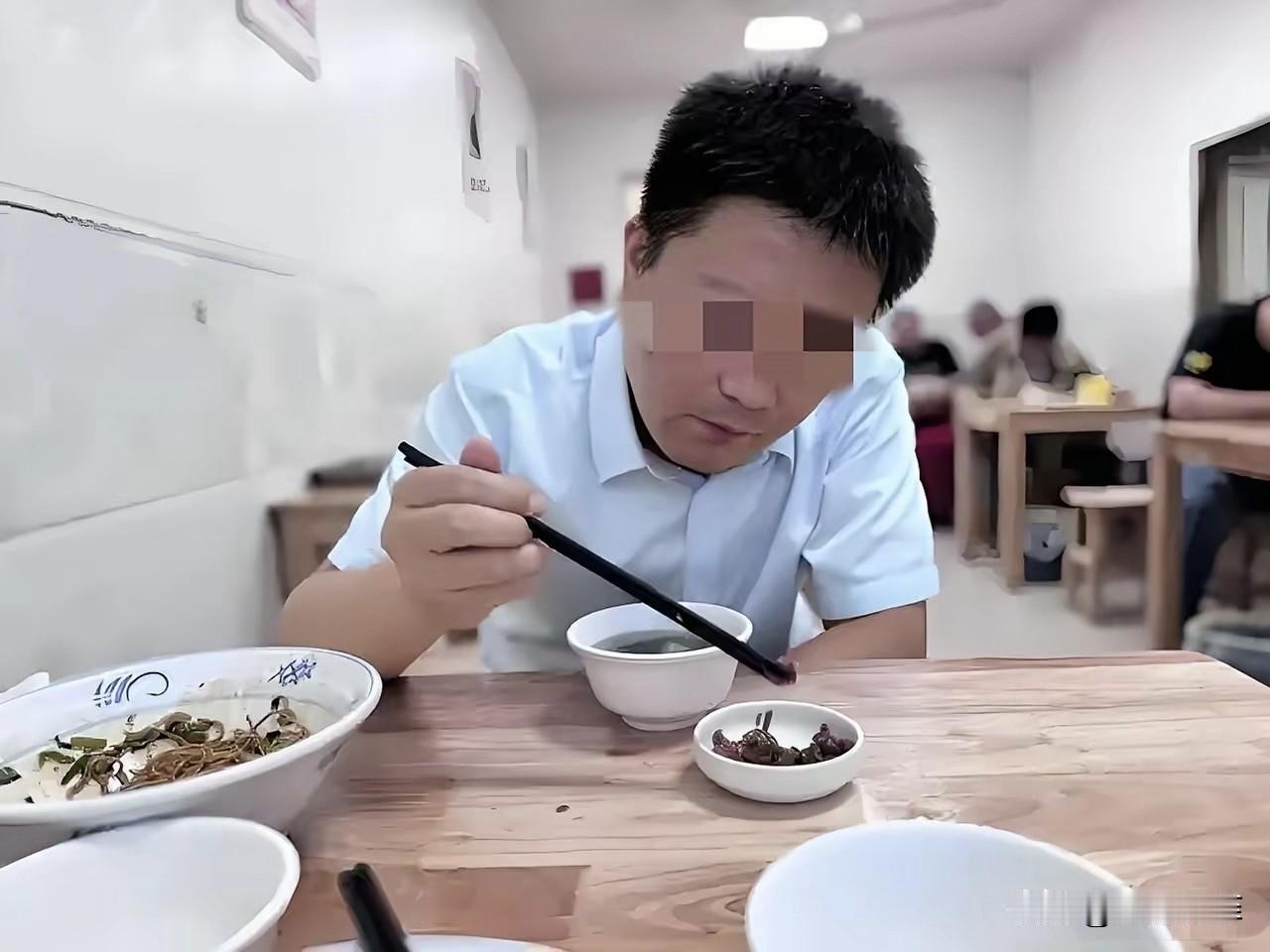 内蒙古，丈夫去世后，妻子收拾遗物时发现，丈夫竟背着自己在8年里给一个面馆女员工转