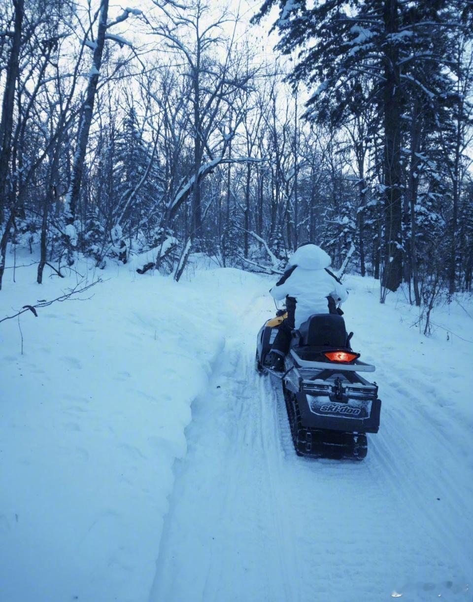 关晓彤去了骄阳似我滑雪取景地关晓彤滑雪打卡 我就说关晓彤取得地方怎么有点子眼熟?