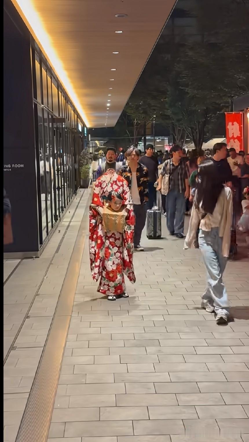 你见过这么别致的万圣节cos吗！藏在里面的小娃娃其实还挺讨喜。
造型瞧着有些惊悚