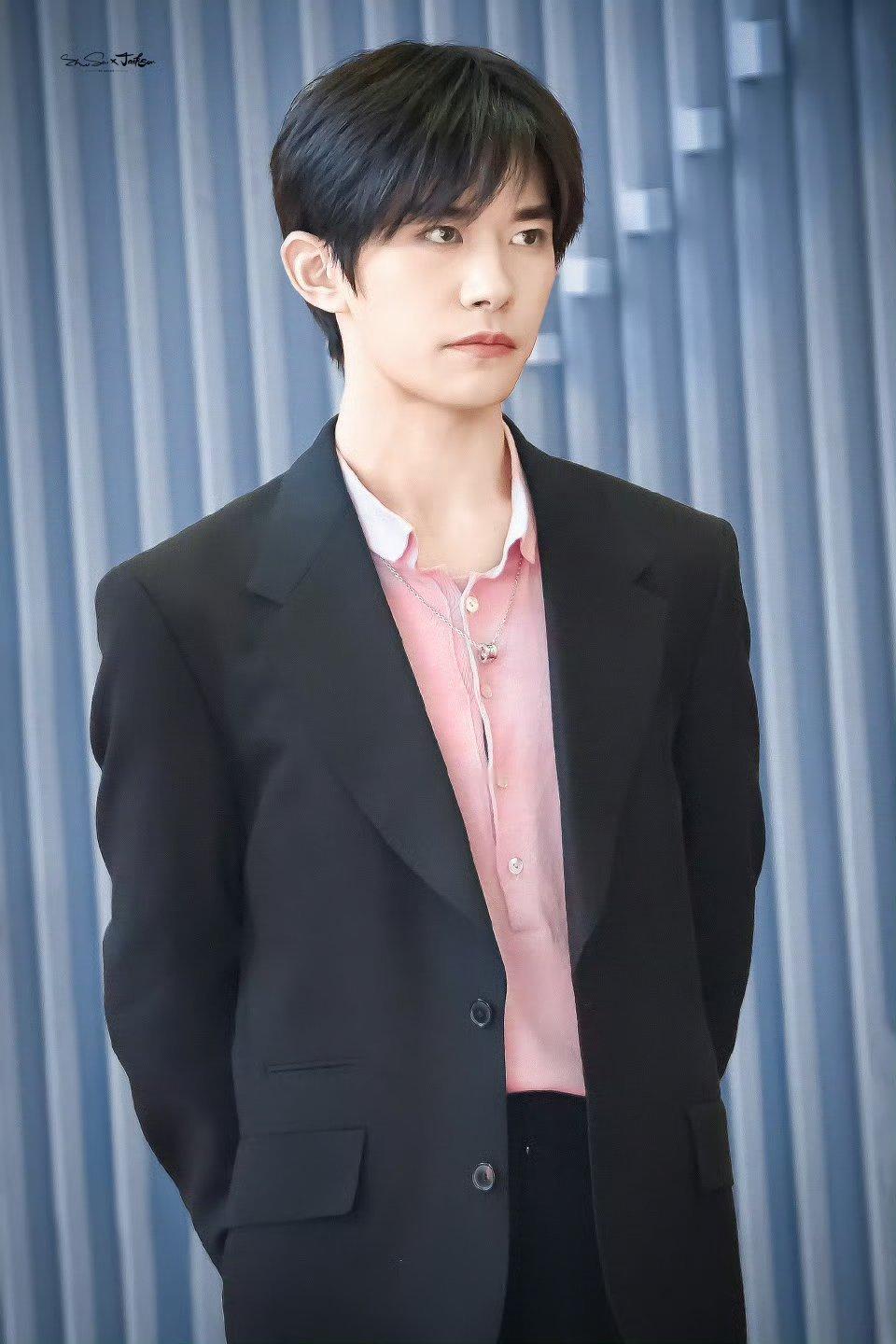 易烊千玺出席金鸡奖提名者表彰意气风发的少年郎每一步都走得坚定有力！！！！捧着热爱