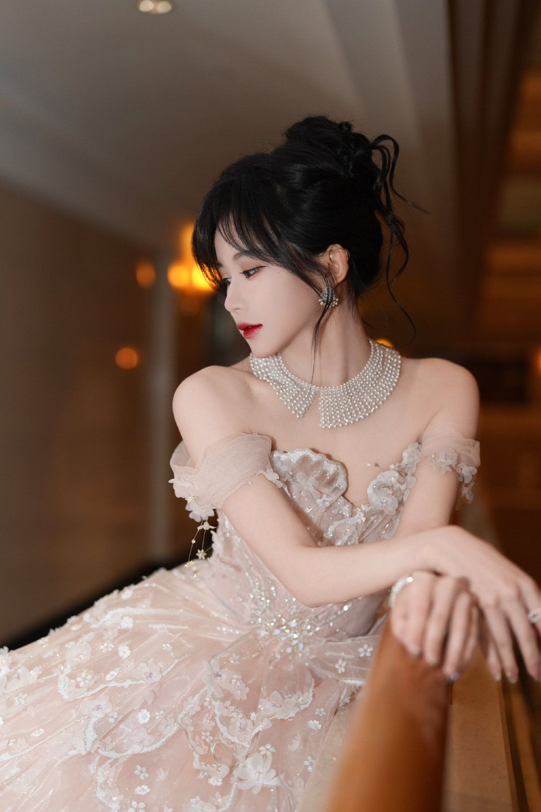 段艺璇 财阀家的小女儿段艺璇公主盘发、流光溢彩花瓣裙造型，一眼财阀千金即视感 