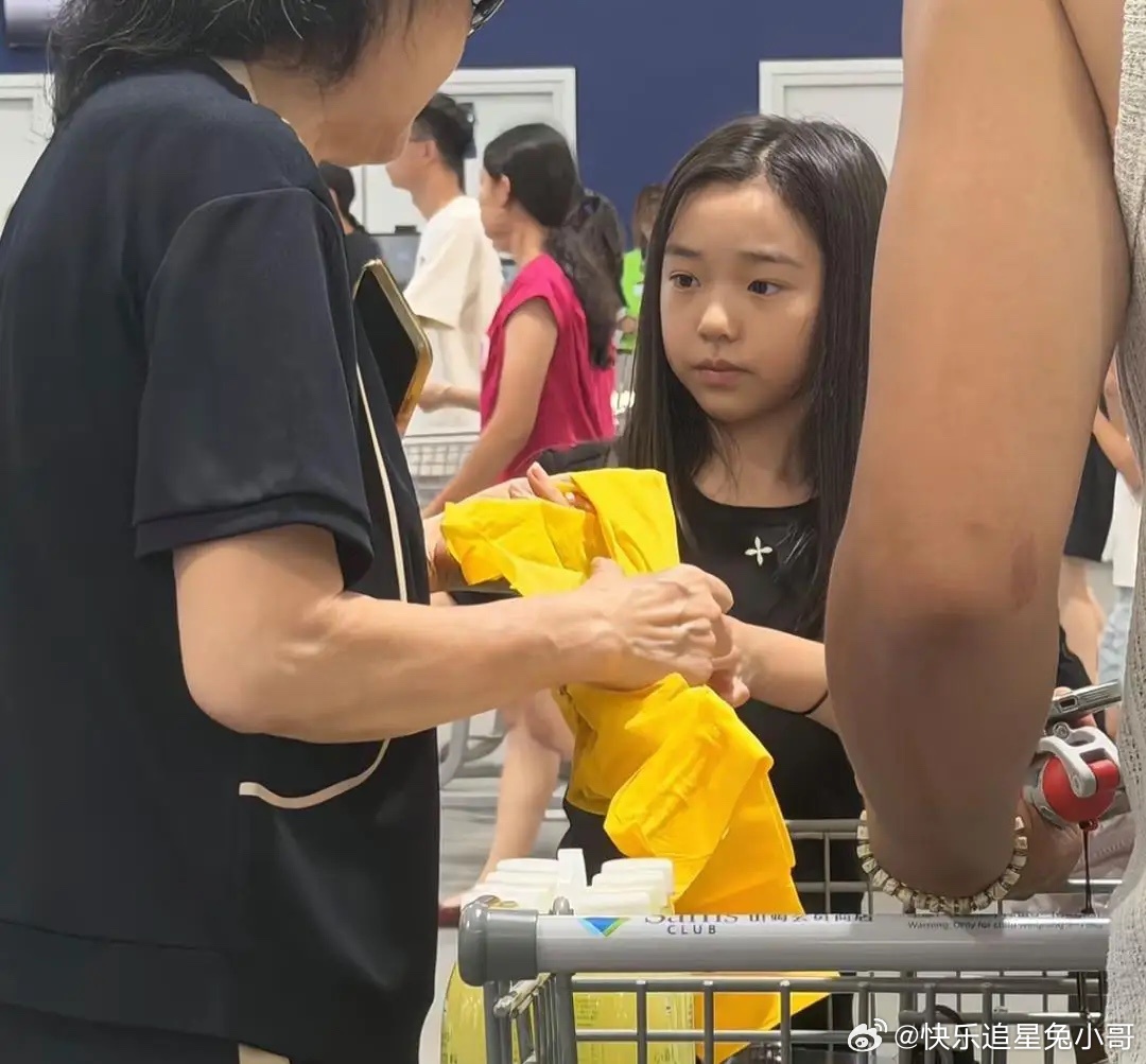 高云翔和9岁女儿小酒窝现身山姆超市购物被偶遇，他打扮简约清爽利落，他穿着无袖背心