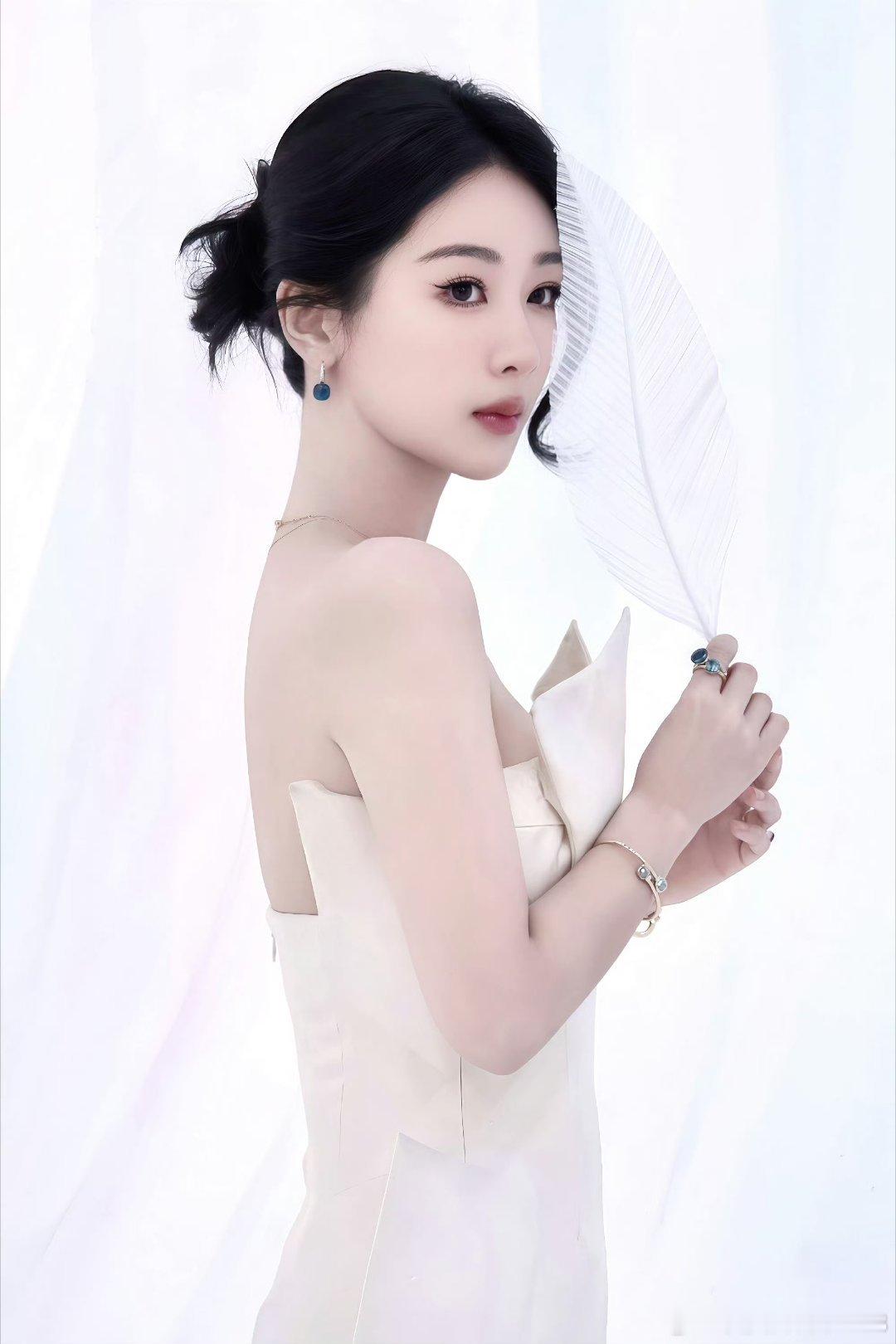 杨紫杨紫玉兰花开君再来 献出你的微笑，收获他人真心。太阳尚远，但必有太阳。杨紫董