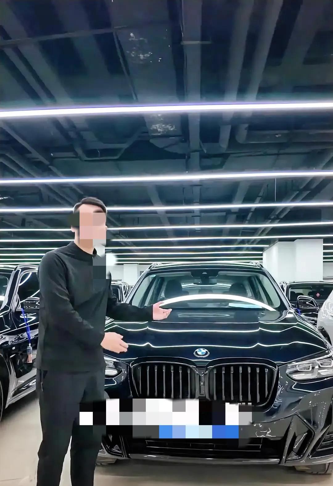 男子付了十四万，把二手轿车开回家，洗车时发现后备箱锁扣不对劲，撬开后见夹层里塞着