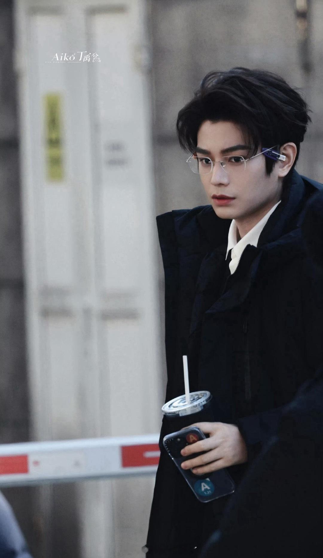 丁禹兮央视春晚联排上班饭拍图，状态看起来不错啊。 