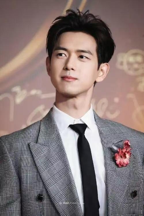 李现终于原谅现偶了 孟弗渊这个角色最难演的地方在于：他什么都知道，但他什么都不说