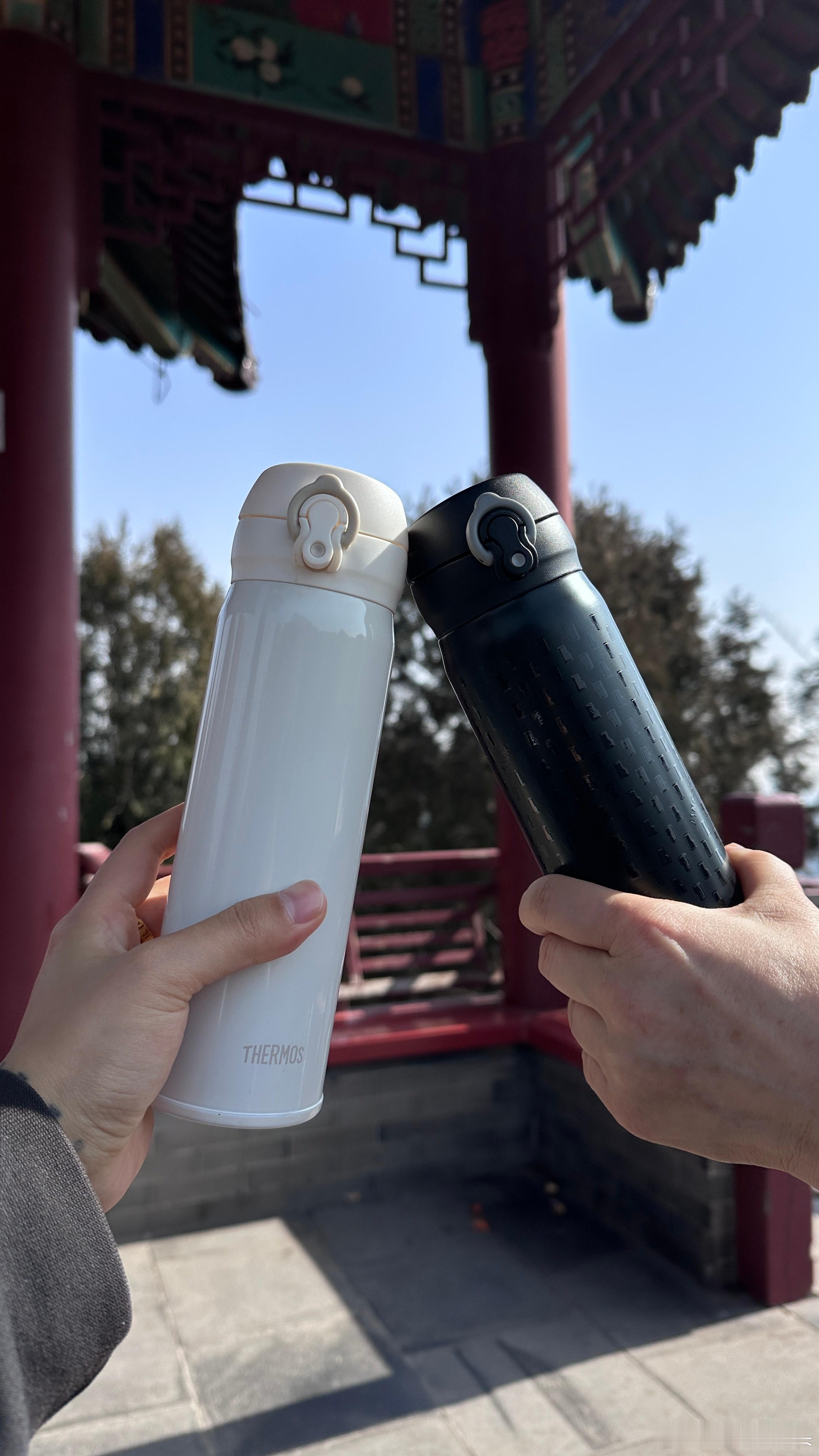 和爸妈来爬山，我带了俩保温杯，我妈说这杯子好，我说好多白领儿都用这个，我妈：“我