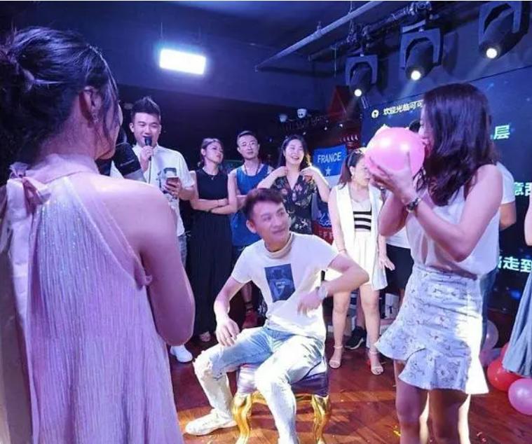 上海，一男子在酒吧和陌生女子玩红包游戏，结果喝多了上头，给女子转了 5.2 万元